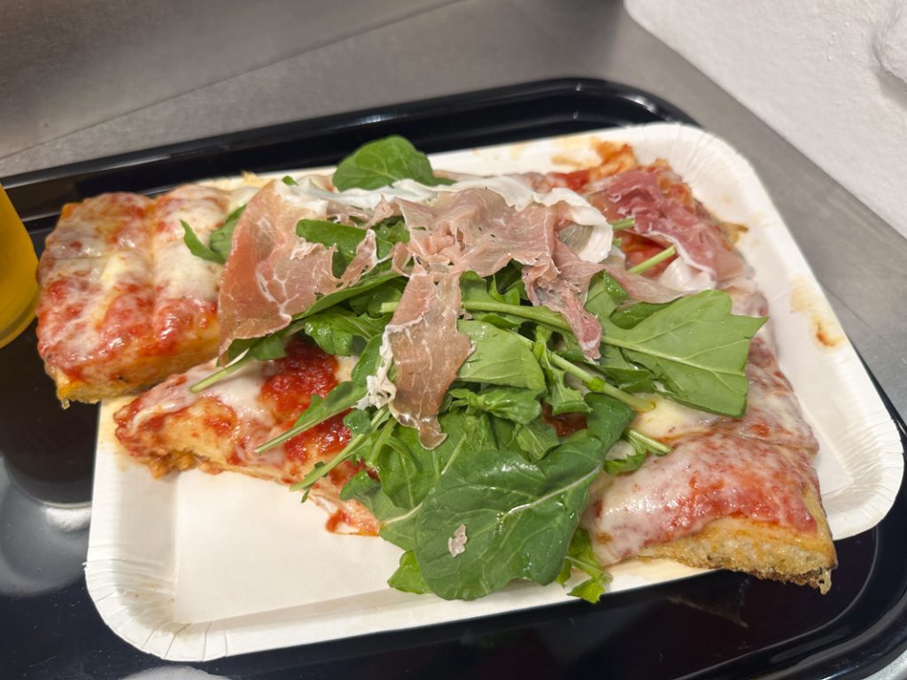 『SPONTINI 新宿店』マルゲリータ アボンダンテ+生ハム+ルッコラ 1,550円+生ビール 550円