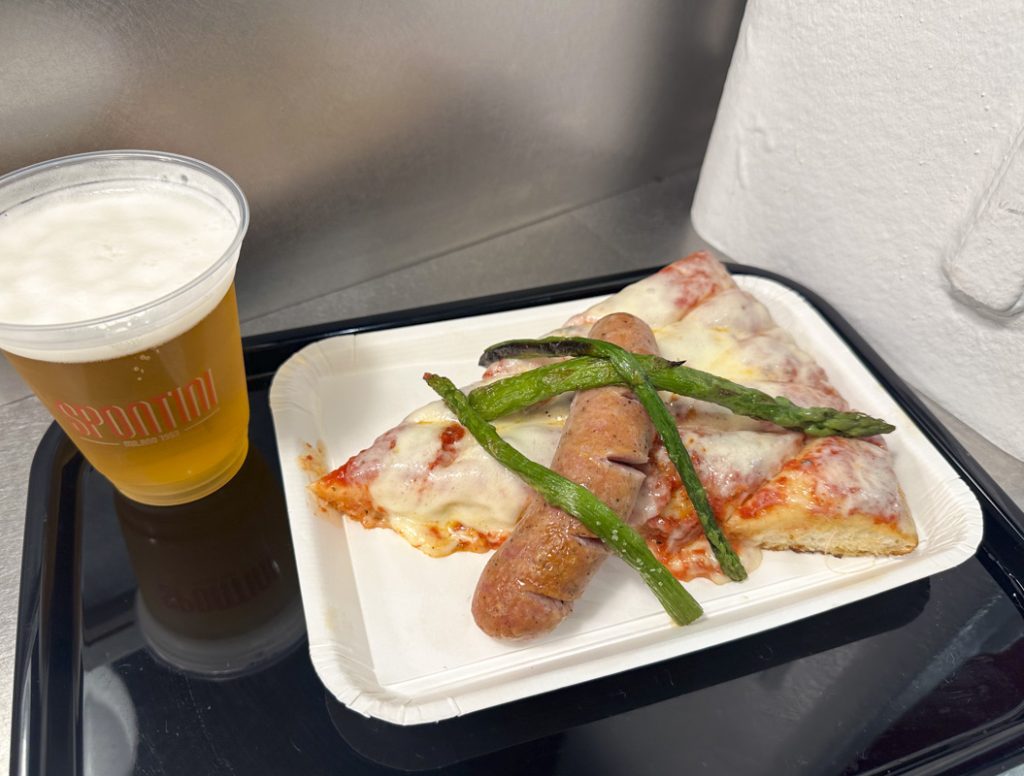 『SPONTINI 新宿店』マルゲリータ ノルマーレ+ソーセージ(期間限定) +アスパラ 1,050円+生ビール 550円