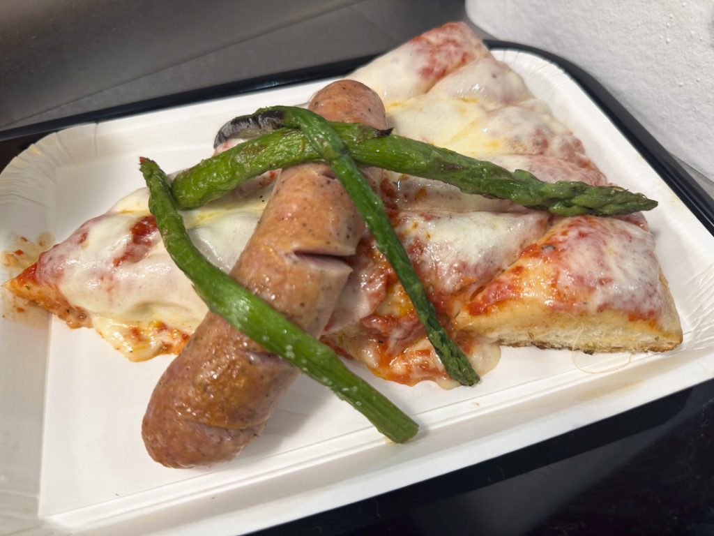 『SPONTINI 新宿店』マルゲリータ ノルマーレ+ソーセージ(期間限定) +アスパラ 1,050円+生ビール 550円