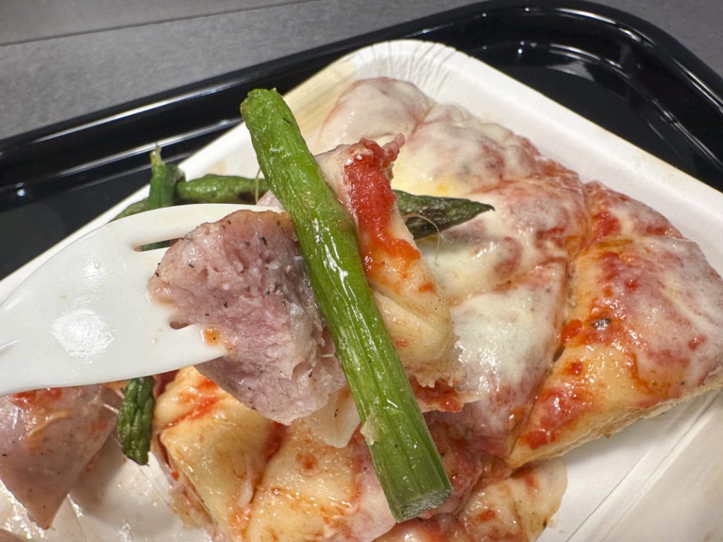 『SPONTINI 新宿店』マルゲリータ ノルマーレ+ソーセージ(期間限定) +アスパラ 1,050円+生ビール 550円