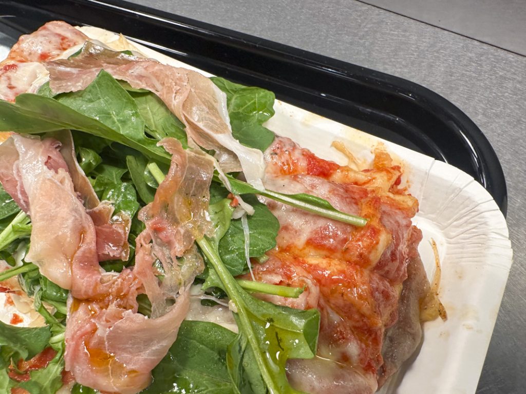 『SPONTINI 新宿店』マルゲリータ アボンダンテ+生ハム+ルッコラ 1,550円+生ビール 550円