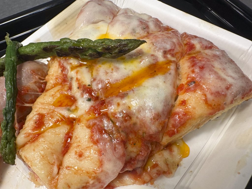 『SPONTINI 新宿店』マルゲリータ ノルマーレ+ソーセージ(期間限定) +アスパラ 1,050円+生ビール 550円