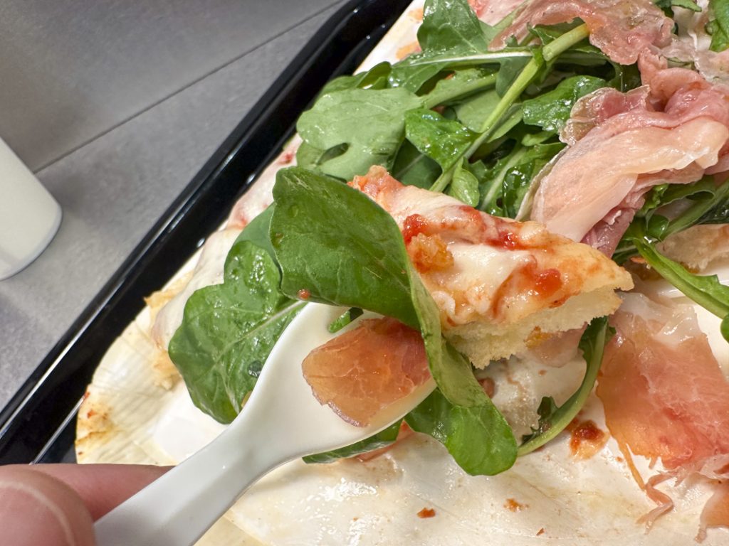 『SPONTINI 新宿店』マルゲリータ アボンダンテ+生ハム+ルッコラ 1,550円+生ビール 550円