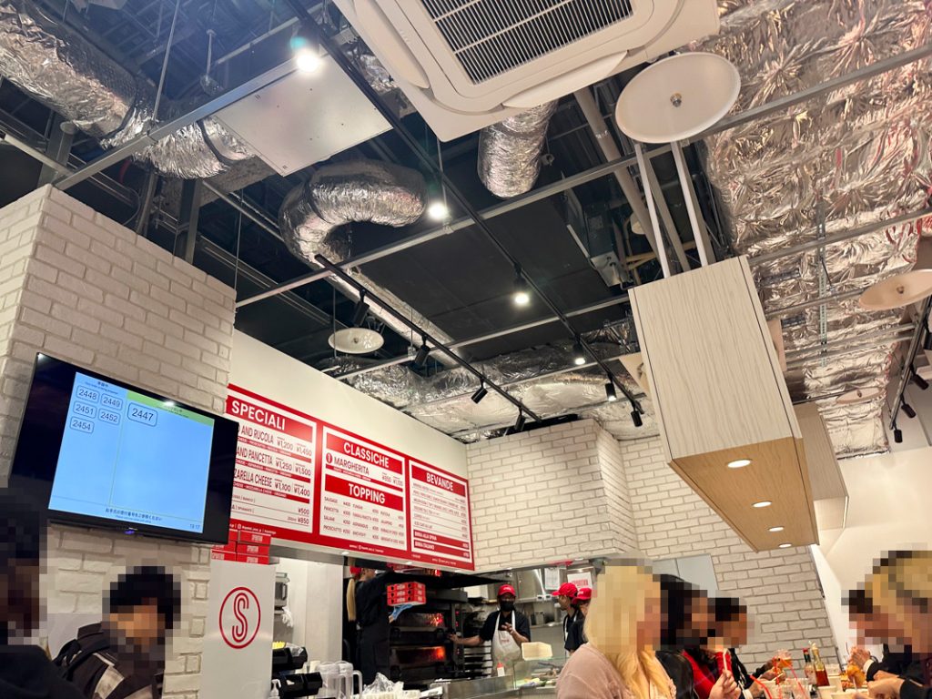 『SPONTINI 新宿店』の店内