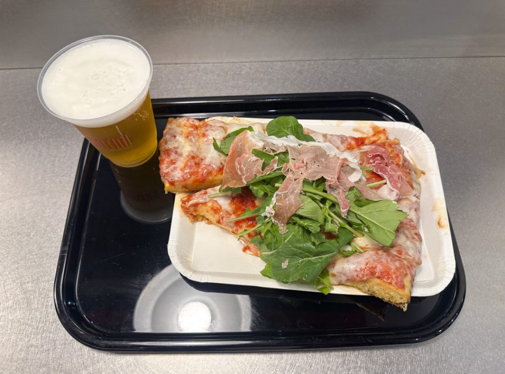 『SPONTINI 新宿店』マルゲリータ アボンダンテ+生ハム+ルッコラ 1,550円+生ビール 550円