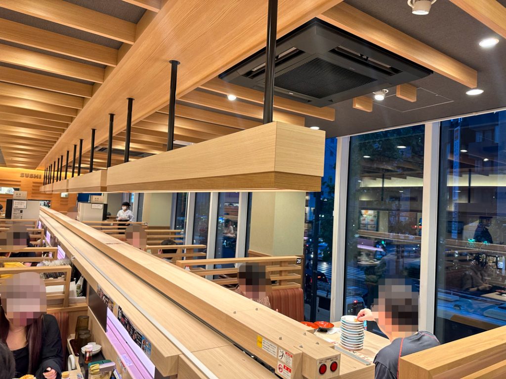 『すし松 東新宿店』の店内やメニュー