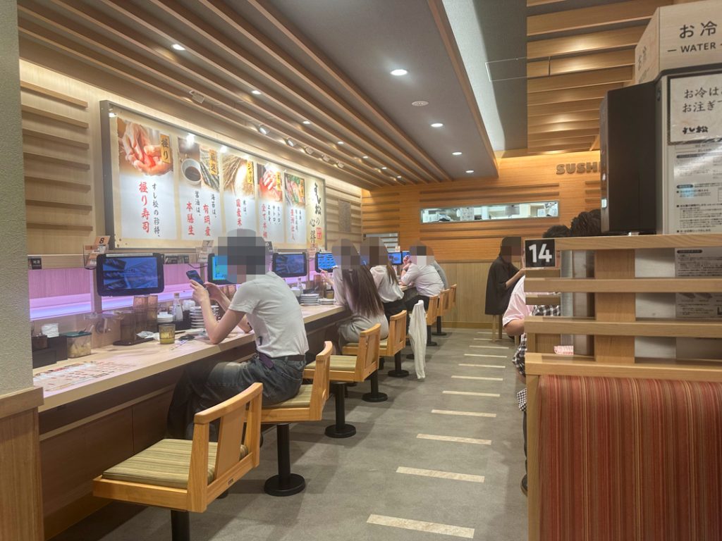 『すし松 東新宿店』の店内やメニュー
