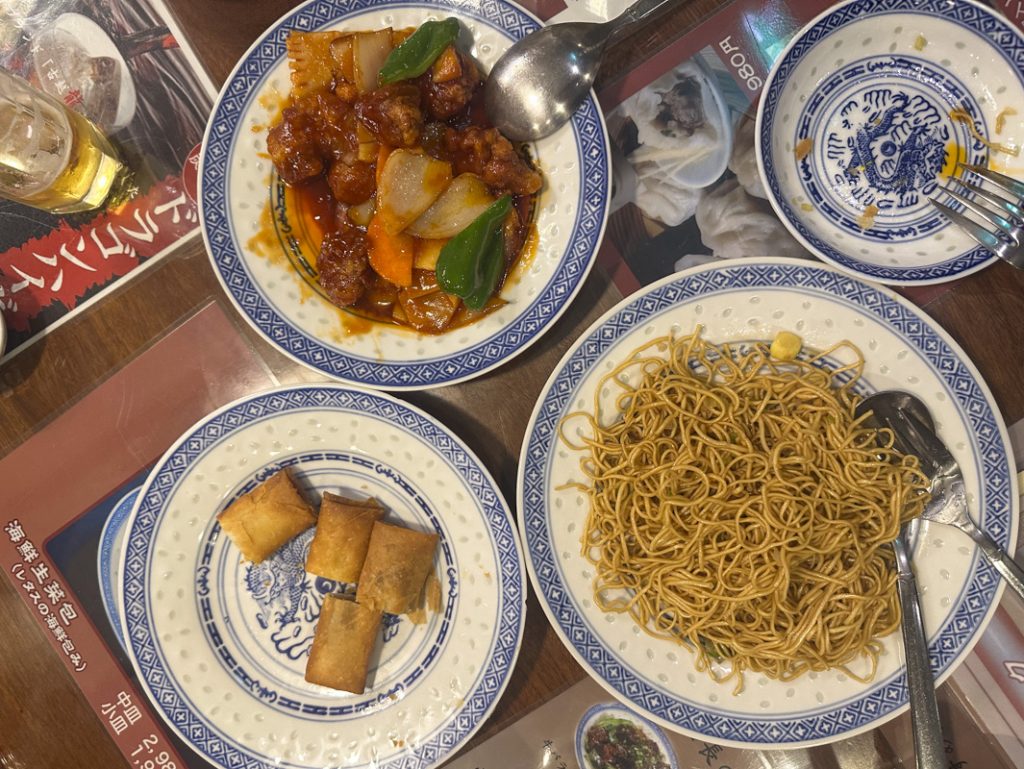 ネットで話題の「牡蠣ソース和えそば」!四ツ谷の老舗広東料理『嘉賓(カヒン)』にて春巻と酢豚、牡蠣ソース和えそばを実食