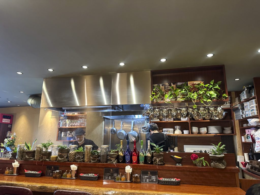 東新宿『カレー専門店 B』の店内やメニュー