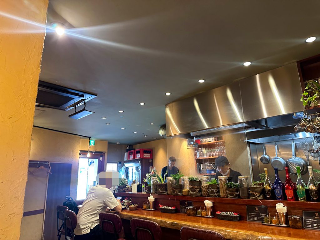 東新宿『カレー専門店 B』の店内やメニュー