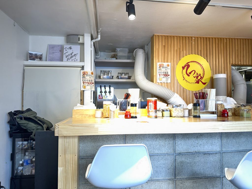 『横浜家系ラーメン てつ家 市ヶ谷』の店内