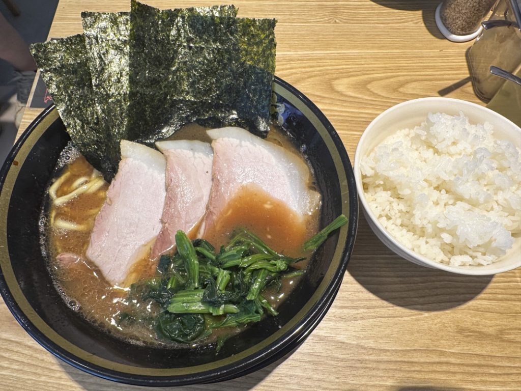 『横浜家系ラーメン てつ家 市ヶ谷』のチャーシュー麺 1,160円+ライス 並 250円