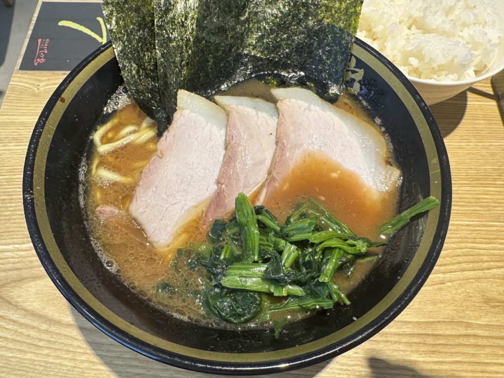 【市ヶ谷の家系ラーメン】吉村家直系+小室ファミリー『横浜家系ラーメン てつ家 市ヶ谷』の「チャーシュー麺」は夏に最適な一杯!