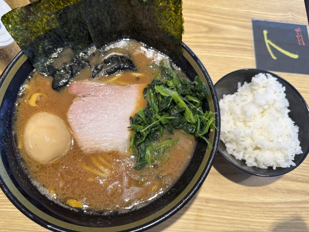 『横浜家系ラーメン てつ家 市ヶ谷』のラーメン 960円+半ライス 150円+味玉 100円