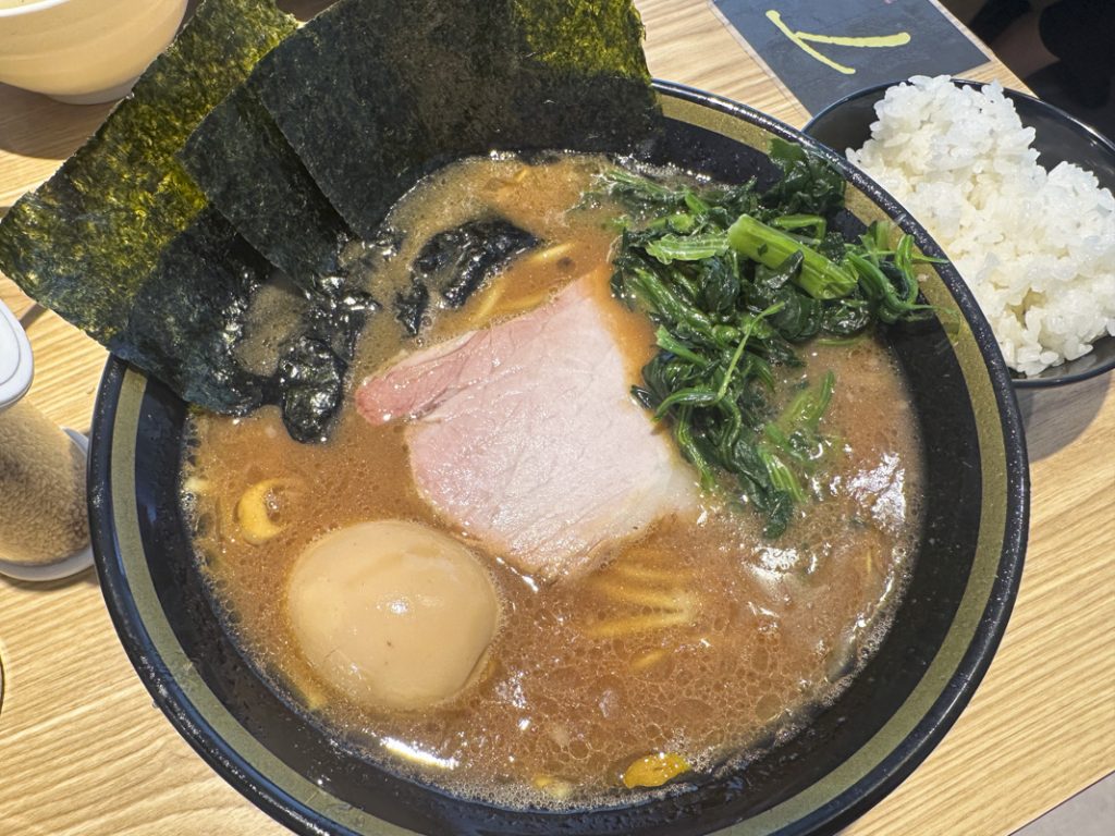 【市ヶ谷の家系ラーメン】吉村家直系+小室ファミリー『横浜家系ラーメン てつ家 市ヶ谷』の「チャーシュー麺」は夏に最適な一杯!