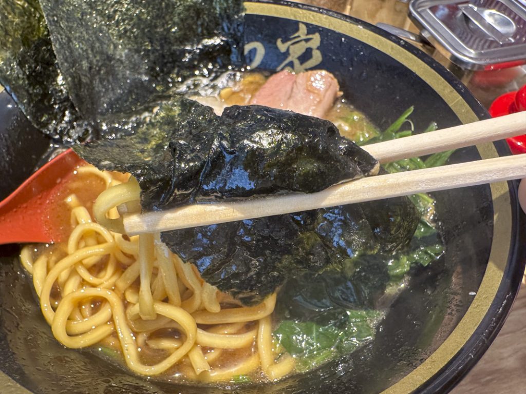 『横浜家系ラーメン てつ家 市ヶ谷』のラーメン