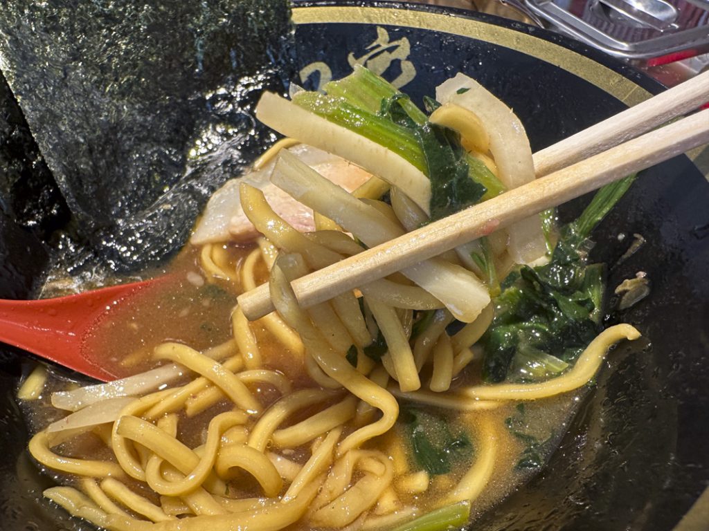 『横浜家系ラーメン てつ家 市ヶ谷』のラーメン