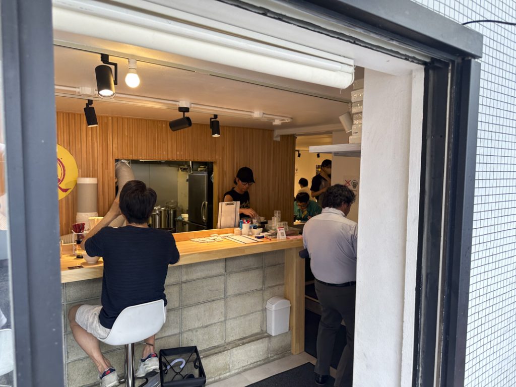 『横浜家系ラーメン てつ家 市ヶ谷』の店内