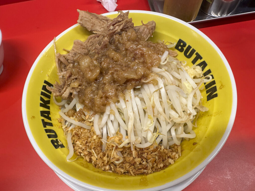 『BUTAKIN 新宿歌舞伎町店』ミニ汁なし(生卵付き) 麺250g 1,400円