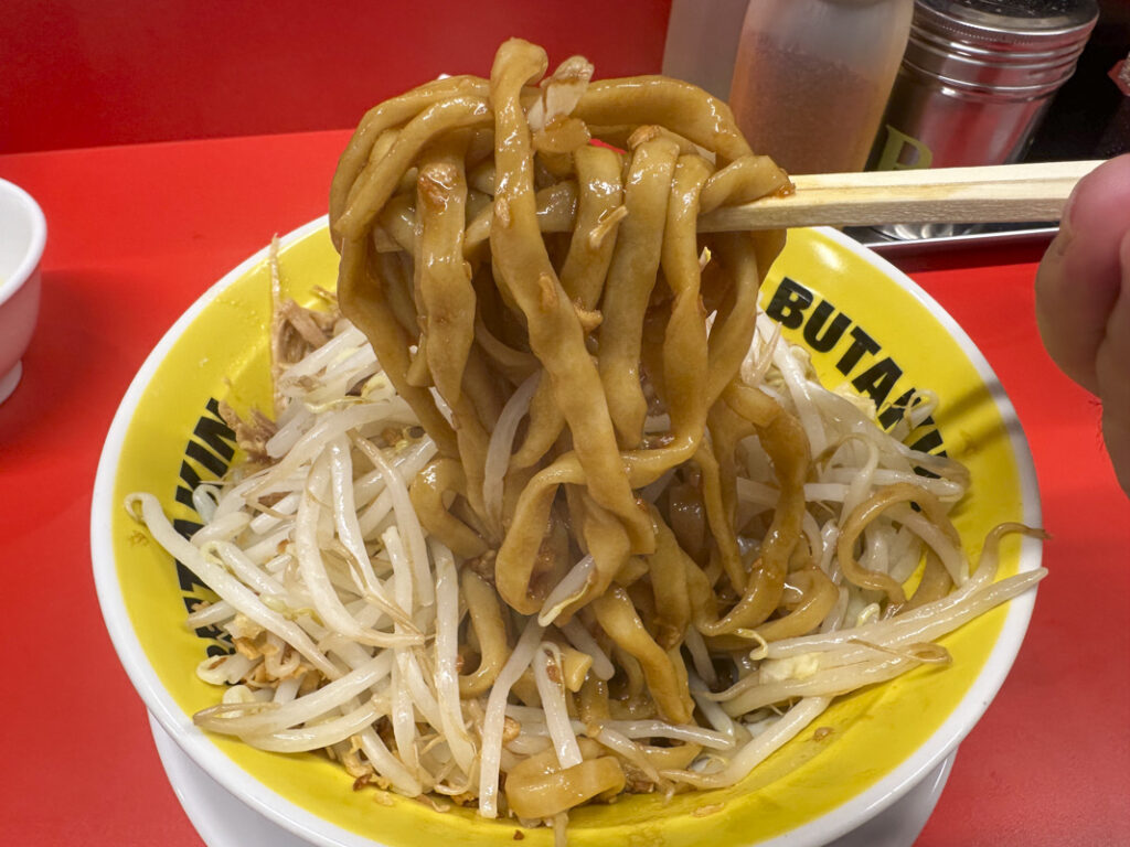 『BUTAKIN 新宿歌舞伎町店』ミニ汁なし(生卵付き) 麺250g 1,400円