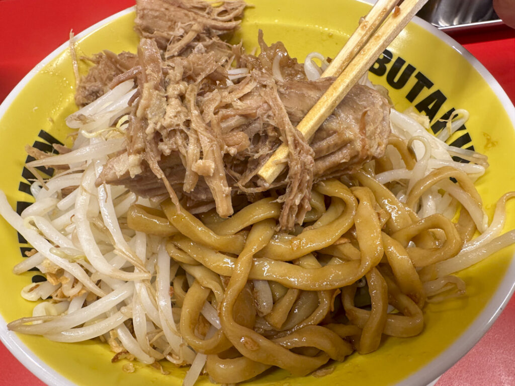 『BUTAKIN 新宿歌舞伎町店』ミニ汁なし(生卵付き) 麺250g 1,400円