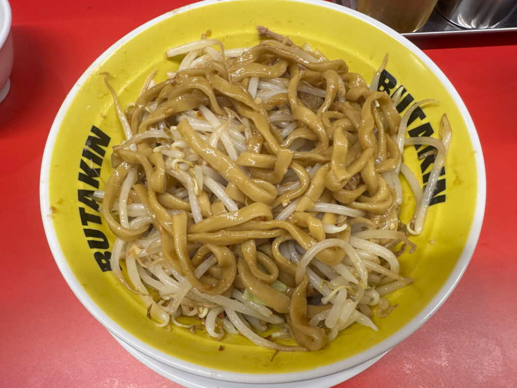 『BUTAKIN 新宿歌舞伎町店』ミニ汁なし(生卵付き) 麺250g 1,400円
