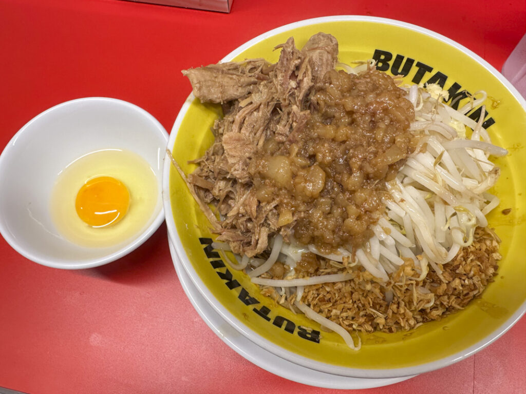 『BUTAKIN 新宿歌舞伎町店』ミニ汁なし(生卵付き) 麺250g 1,400円