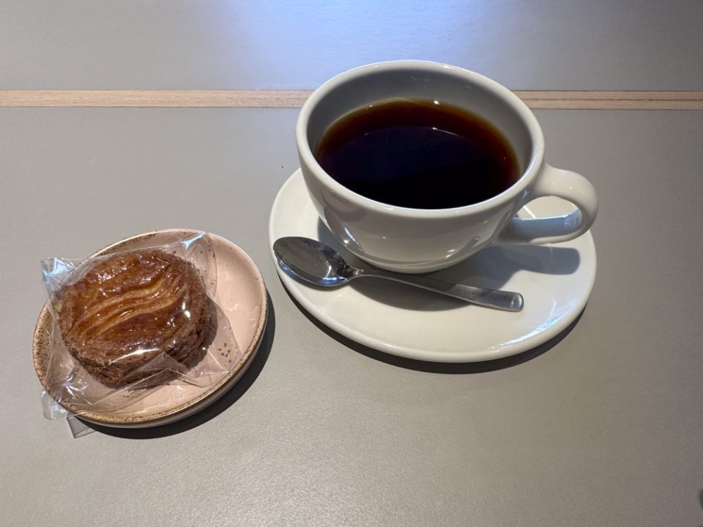 『東風|KOTI coffee cabinet』のハンドドリップコーヒー 600円+ガレット・フルトンヌ 250円