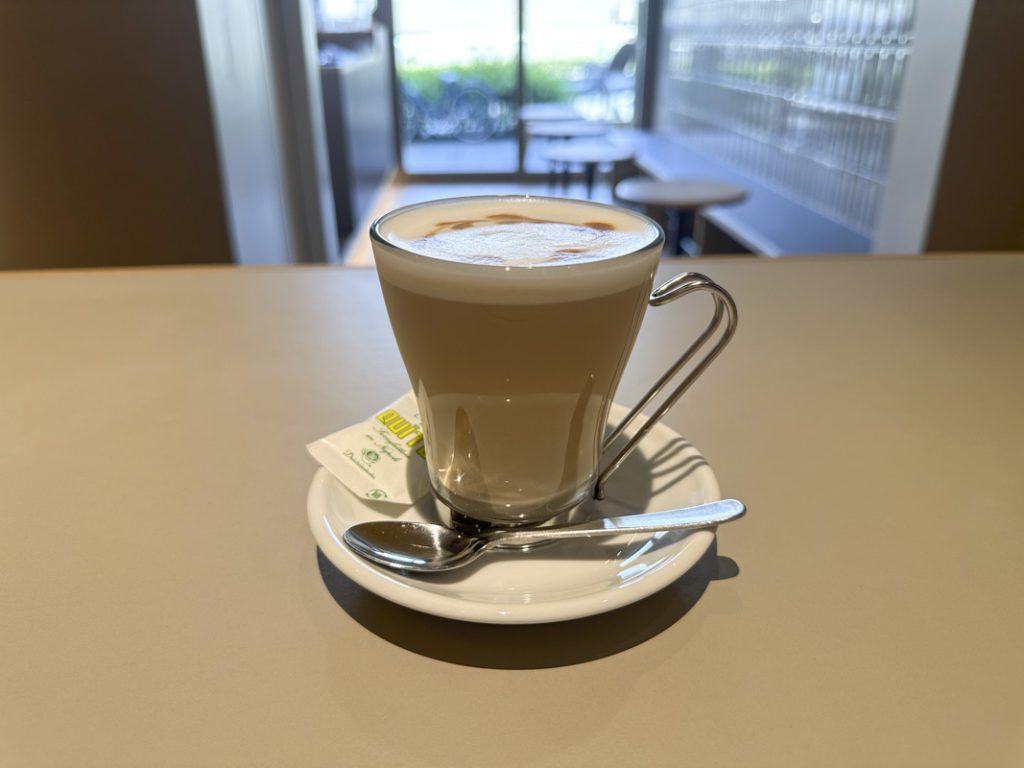 『東風|KOTI coffee cabinet』カフェラテ 600円
