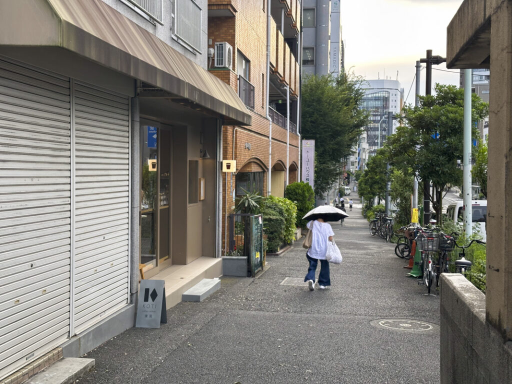 新宿6丁目カフェ『東風|KOTI coffee cabinet』