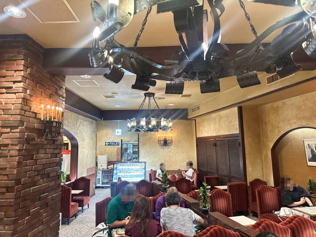 『名曲・珈琲 新宿 らんぶる』の店内とランチメニュー