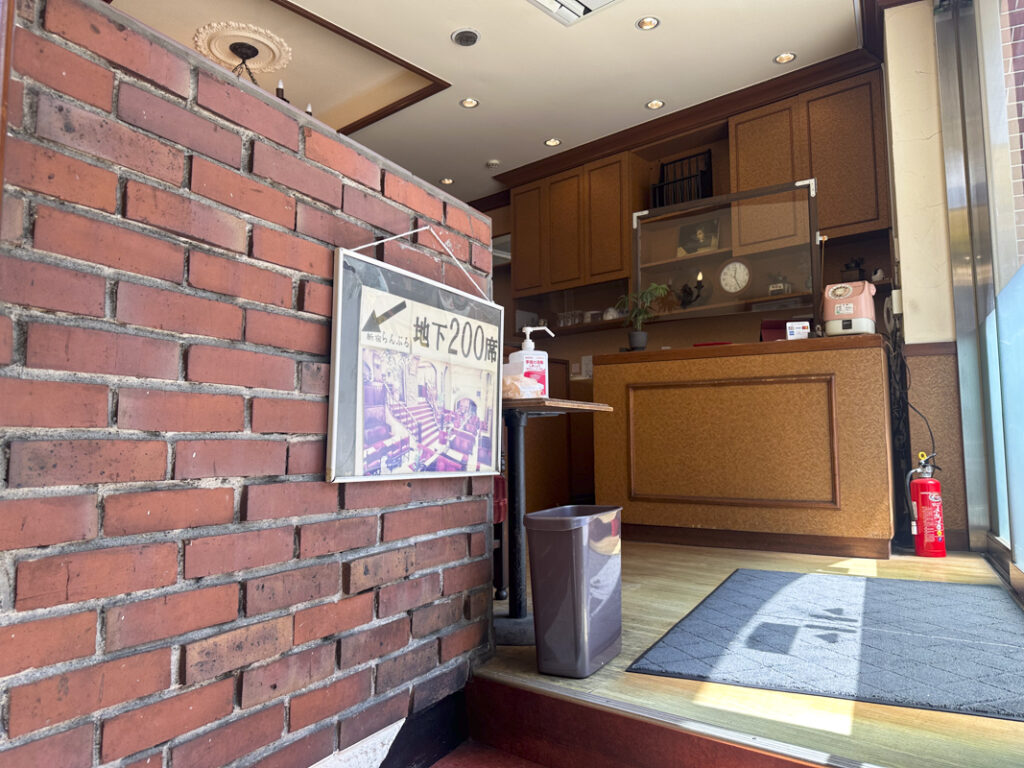 『名曲・珈琲 新宿 らんぶる』の店内とランチメニュー