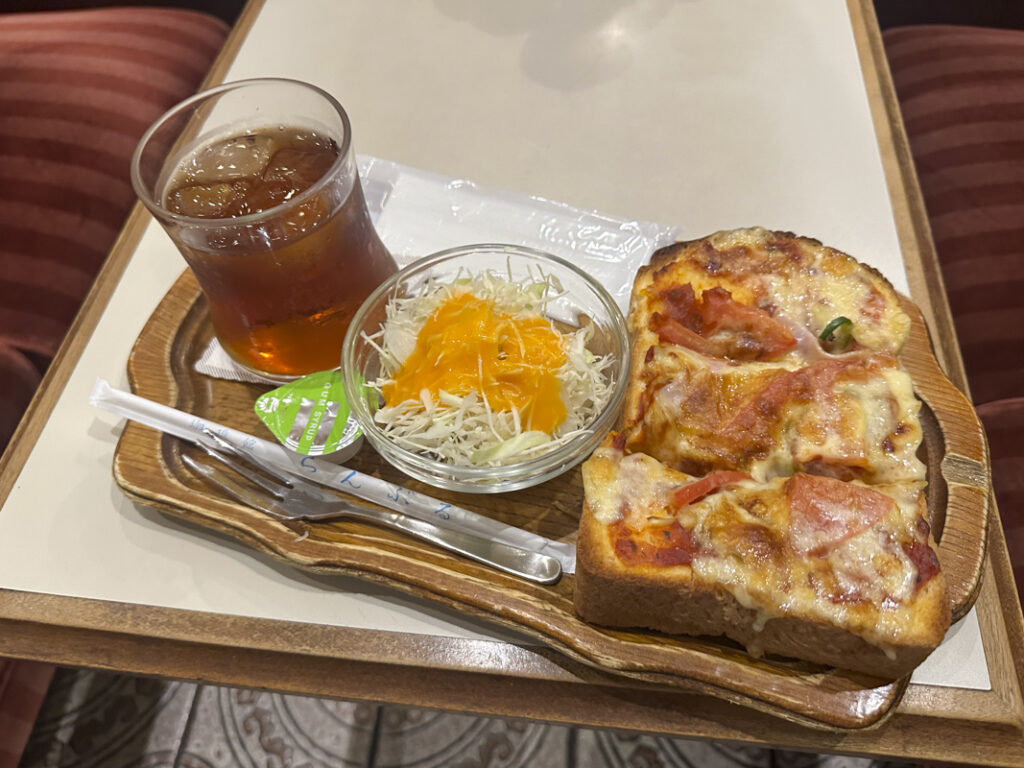 『名曲・珈琲 新宿 らんぶる』ピザトーストセット 1,500円