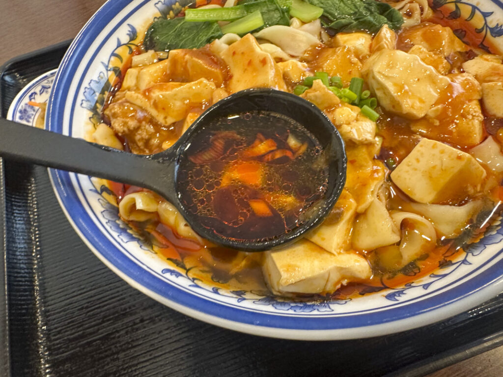 『ホウランテイ(Hou Ran Tei)』の麻婆刀削麺 850円+半炒飯+漬物 100円