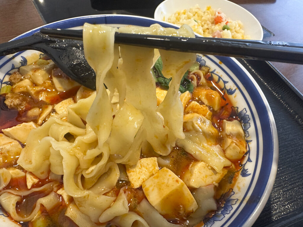 『ホウランテイ(Hou Ran Tei)』の麻婆刀削麺 850円+半炒飯+漬物 100円