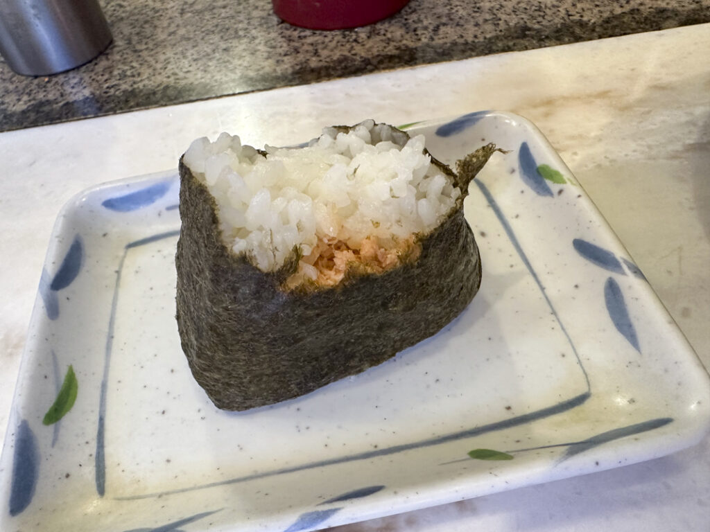 『かめや 新宿店』の鮭おにぎり