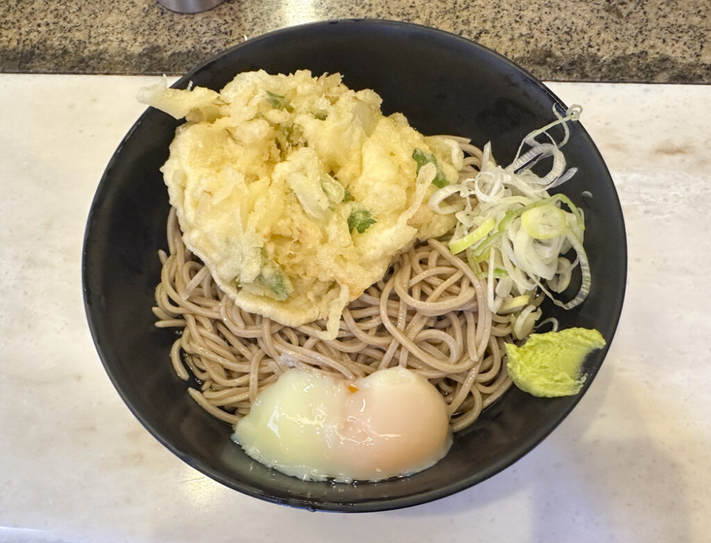 『かめや 新宿店』の冷し天玉そば