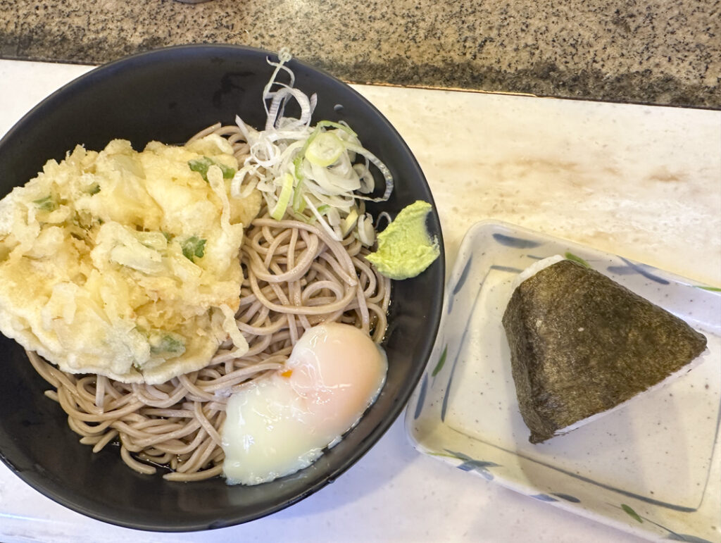 『かめや 新宿店』の冷し天玉そば 560円＋鮭おにぎり 120円