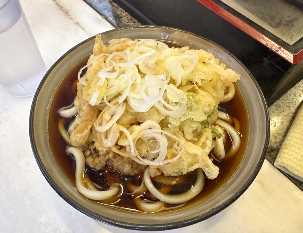 『かめや 新宿店』の天ぷらうどん 500円