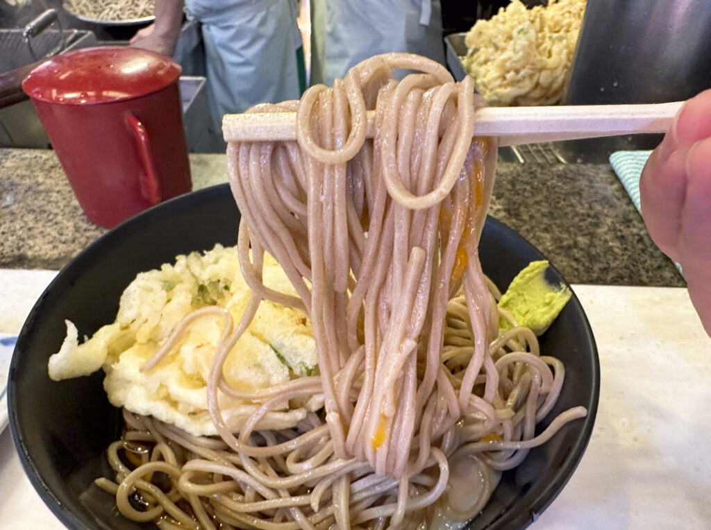 『かめや 新宿店』の冷し天玉そば