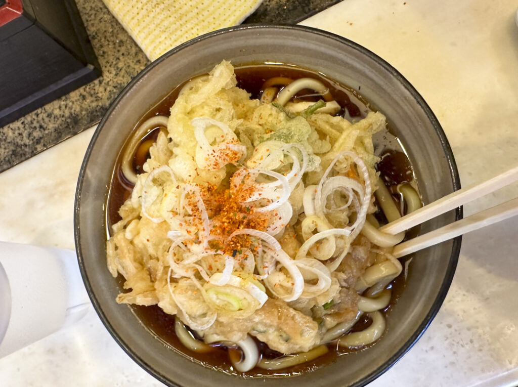 『かめや 新宿店』の天ぷらうどん 500円