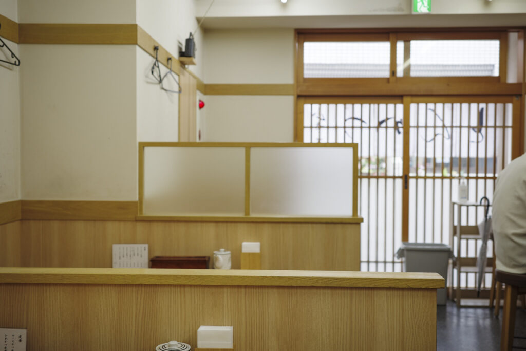 新宿曙橋『とんかつ 山さき』の店内とメニュー