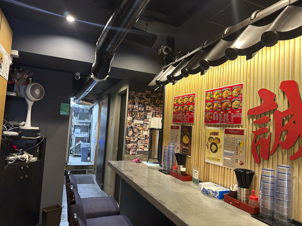 『旨辛タンメン 誠屋 新宿店』の店内やメニュー