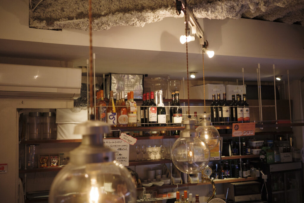 『VIVO dailystand 四ツ谷店』の店内とメニュー