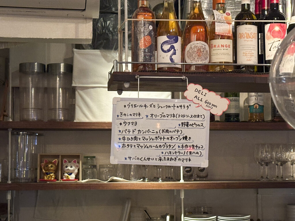 『VIVO dailystand 四ツ谷店』の店内とメニュー