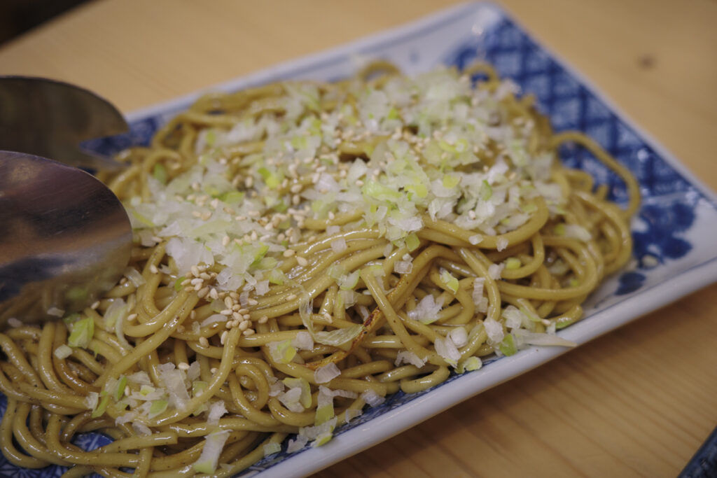 『大衆&個室 祭酒場 飯田橋東口駅前店』の山椒とネギの素焼きそば 649円