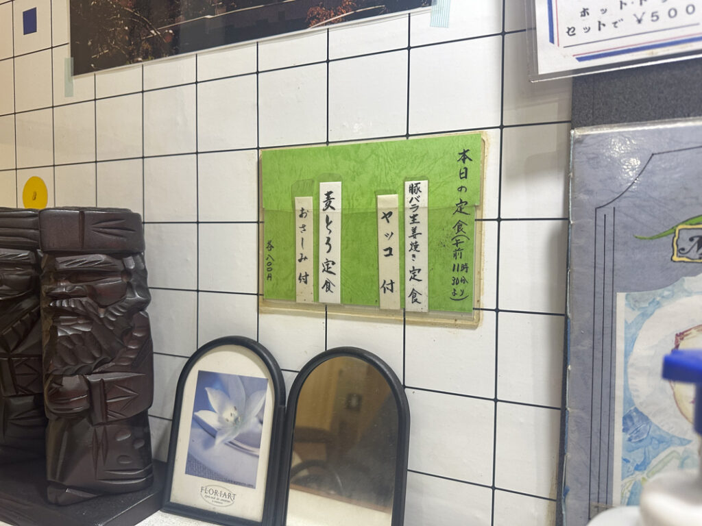 『フォンティーヌ』の店内とモーニングメニュー