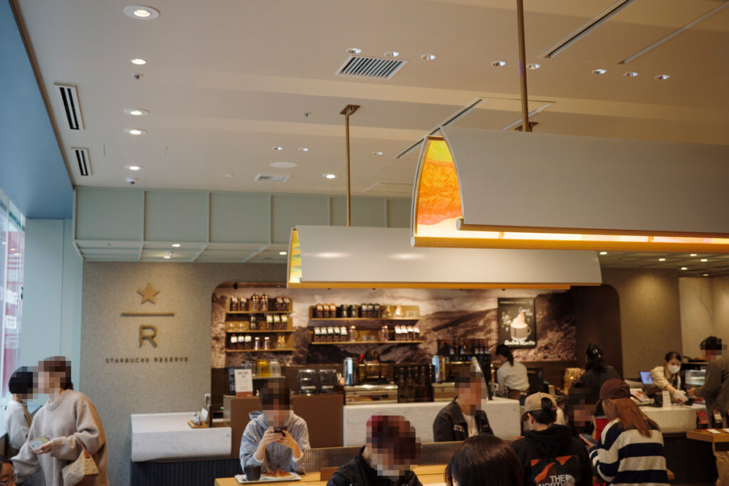 『スターバックス リザーブ® カフェ 新宿マルイ本館2階店』の店内とメニュー