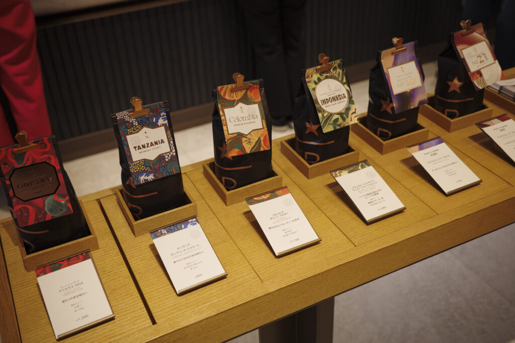 『スターバックス リザーブ® カフェ 新宿マルイ本館2階店』の店内とメニュー