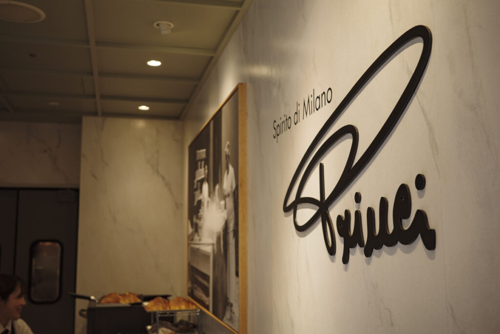 『スターバックス リザーブ® カフェ 新宿マルイ本館2階店』の店内とメニュー